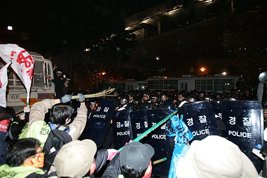 이에 앞서 오후 8시경 월드컵경기장 앞에서 노동자들은 왕복 12차선 도로 중 6차선 도로를 점거한 채 경찰병력과 대치를 벌이며 홈에버 상암점 '봉쇄투쟁'을 진행했다.[사진-통일뉴스 김주영 기자]