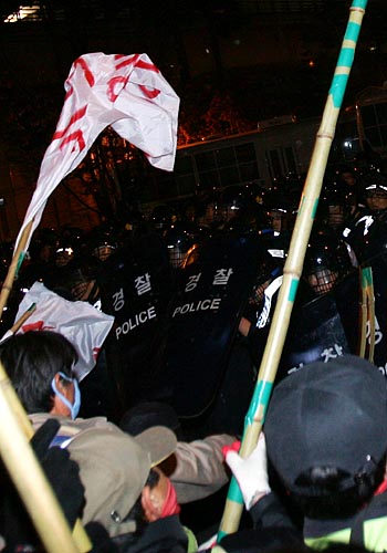 노동자들의 도로점거가 진행되자 경찰병력이 방패로 참가대오 진압을 시도하고 있다.[사진-통일뉴스 김주영 기자]