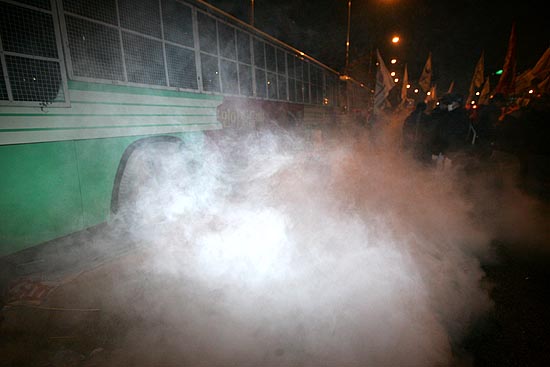 '새로운 진압 방식(?)'. 대치를 벌이던 경찰과 노동자 대오가 잠시 소강상태에 들어가자 전경버스에서 소화가루가 나오고 있다. [사진-통일뉴스 김주영 기자]