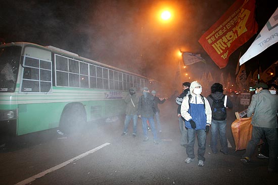 갑자기 차량에서 흘러나온 소화가루에 참가자들이 당황하고 있다. [사진-통일뉴스 김주영 기자]