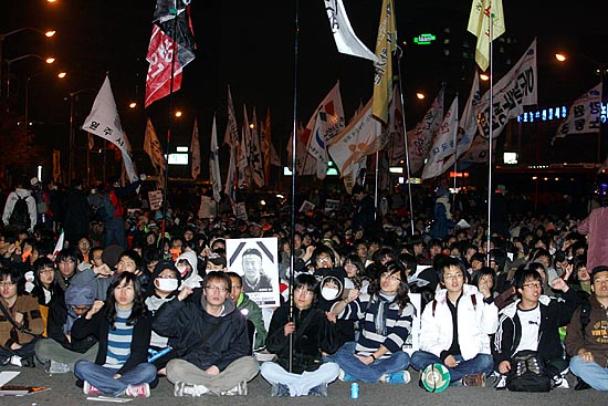 참가자들이 월드컵경기장 앞 도로를 점거한 채 전국노동자대회 전야제 사전집회를 진행하고 있다. [사진-통일뉴스 김주영 기자]