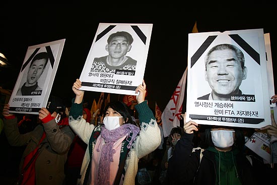 대학생 참가자들이 (오른쪽부터)'한미FTA 폐기'를 외치며 분신한 허세욱 열사를 비롯한 비정규직 이용석 열사, 전태일 열사의 영정사진 선전물을 들고 참석했다. [사진-통일뉴스 김주영 기자]