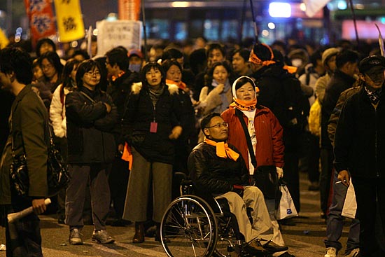 매장 '봉쇄투쟁'및 사전집회를 마친 참가자들이 본격적인 전야제 장소로 이동하고 있다. 홈에버 상암점은 평소 폐점시간을 자정에서 오후 9시로 당겨 영업을 종료했다. [사진-통일뉴스 김주영 기자]