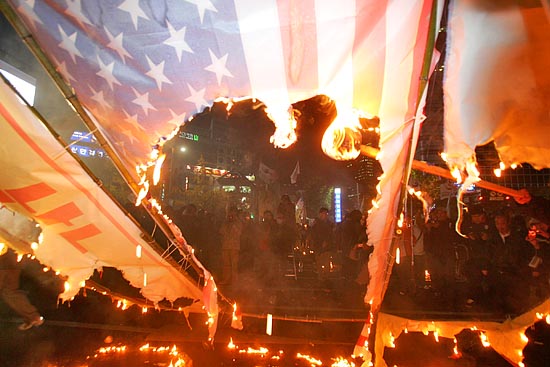 11일 광화문과 시청 일대에서 열린'범국민행동의 날' 집회에서 참가자들이 마지막 정리집회 상징의식으로 성조기를 불태우고 있다. [사진-통일뉴스 김주영 기자]