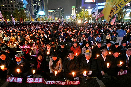 광화문 사거리로 진출한 '범국민행동의 날' 참가자 4만여명이 정리집회를 진행했다. [사진-통일뉴스 김주영 기자]