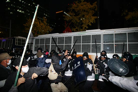 광화문 사거리로 진출하려는 참가자들이 경차로가 대치를 벌이고 있다. 경찰의 폭력적인 진압에 분노한 일부 시위대가 쇠파이프를 들고 나오기도 했다.  [사진-통일뉴스 김주영 기자]