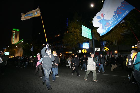 안국동 방면에서 광화문 사거리로 진출하려는 참가자들이 경찰의 봉쇄를 피해 달리고 있다.[사진-통일뉴스 김주영 기자]