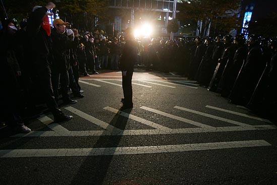 광화문 사거리로 진출한 참가자들이 경찰과 정리집회 자리 확보를 두고 대치를 벌였다. [사진-통일뉴스 김주영 기자]