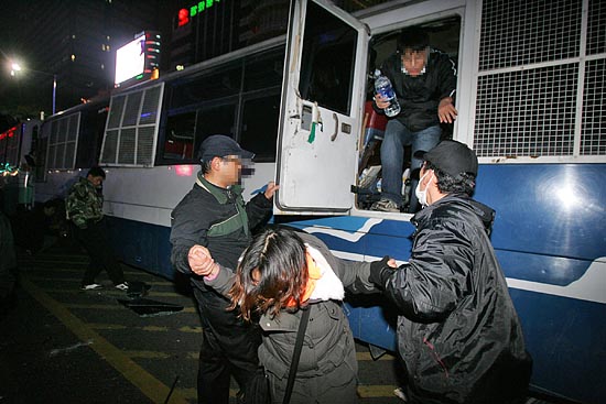 종로를 통과해 광화문 사거리로 나서는 참가자들이 경찰차량을 통로로 이용하기도 했다. [사진-통일뉴스 김주영 기자]