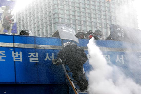 이날 경찰병력은 참가자들을 향해 살수차를 이용한 물대포와 소화가루를 마구잡이로 살포하는 등 강도높은 진압방식을 동원했다. [사진-통일뉴스 김주영 기자]