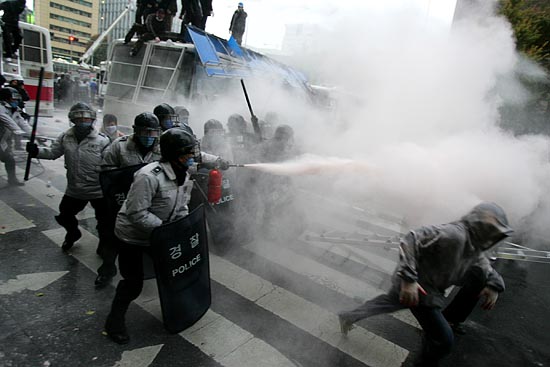 참가자들을 향해 무차별적으로 소화가루를 살포하는 경찰.[사진-통일뉴스 김주영 기자]
