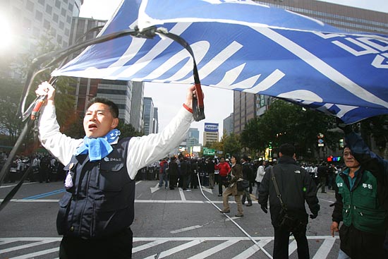 경찰의 무차별한 진압에 부당함을 호소하는 노동자가 분노를 표현하고 있다.[사진-통일뉴스 김주영 기자]