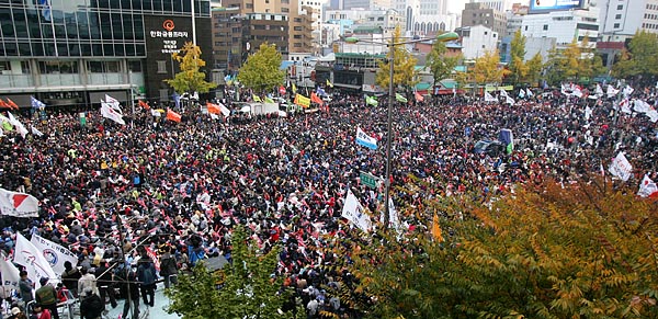 '범국민행동의 날'본집회가 열린 시청 인근 태평로에는 4만여 참가자들로 가득 메워졌다. [사진-통일뉴스 김주영 기자]