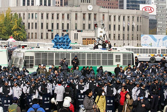 본대회가 진행되는 가운데 시청 앞과 광화문 인근을 메운 경찰병력. [사진-통일뉴스 김주영 기자]