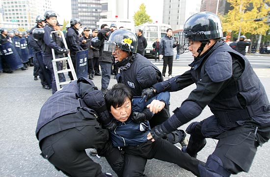 '범국민행동의 날' 개최 예정지인 시청 인근에 모여드는 참가자들이 마구잡이로 연행됐다. [사진-통일뉴스 김주영 기자]