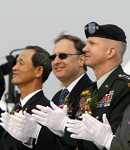 (왼쪽부터) 김장수 국방부 장관, 버시바우 주한 미대사, 버웰 벨 주한미군사령관이 박수로 기공식을 축하하고 있다. [사진-통일뉴스 김주영 기자]