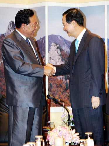 제1차 남북총리회담 첫째날인 14일 서울 광장동 쉐라톤워커힐호텔 무궁화홀에서 북측 김영일 내각총리(왼쪽)와 한덕수 국무총리가 환담을 마치고 밝은 표정으로 악수하고 있다. [인터넷사진공동취재단 /주영 기자]