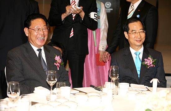 14일 오후 회담장인 쉐라톤워커힐호텔에서 열린 환영만찬에서 북측 김영일 내각총리(왼쪽)과 한덕수 국무총리가 밝은 표정으로 대화를 나누고 있다. [인터넷사진공동취재단/김철수기자]