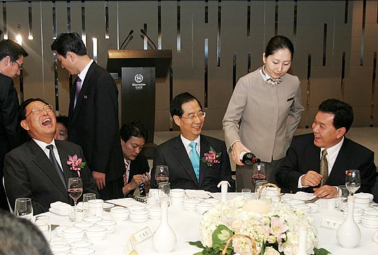 만찬 도중 대화를 나누던 북측 김영일 내각총리(맨 왼쪽)가 호탕하게 웃어보이고 있다. [인터넷사진공동취재단/김철수 기자]