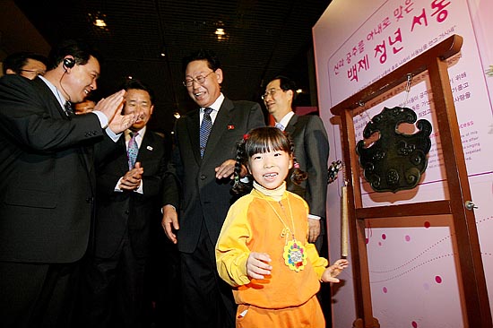 제1차 남북총리회담 이틀째인 15일 오후, 남북 양 총리가 서울 용산 국립중앙박물관을 참관하고 있다. [인터넷사진공동취재단/박정호 기자]