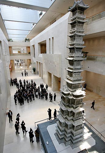 남북 양 총리 일행이 국립중앙박물관을 둘러보고 있다. [인터넷사진공동취재단/박정호 기자]