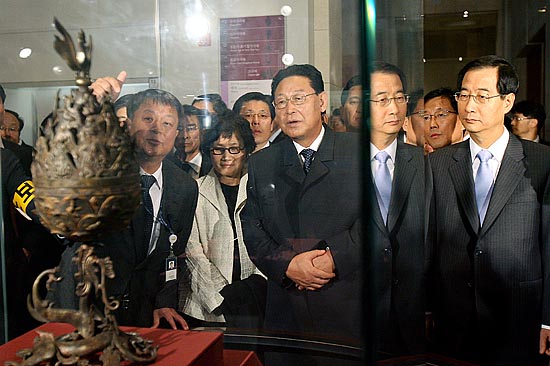남북 양 총리가 국립중앙박물관에 소장된 백제금동대향로에 대한 설명을 들으며 유심히 관찰하고 있다. [인터넷사진공동취재단/박정호 기자]