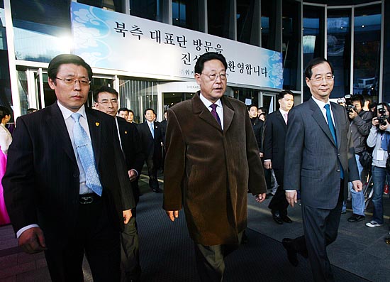 제1차 남북총리회담 마지막 날인 16일 오후 4시 북측 김영일 내각총리(가운데)와 한덕수 국무총리가 회담장을 빠져나오고 있다. [사진-통일뉴스 김주영 기자]