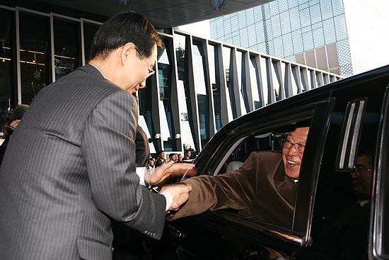 회담 마지막날인 16일 오후 회담장을 떠나는 김영일 내각총리와 한덕수 국무총리가 손을 맞잡고 작별인사를 하고 있다. [사진-통일뉴스 김주영 기자]