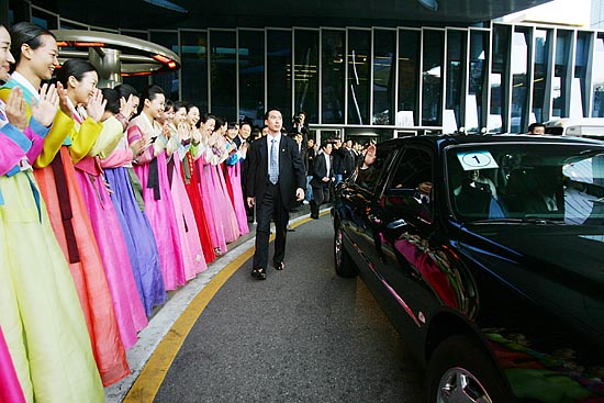 회담장인 쉐라톤워커힐호텔 직원들이 회담장을 빠져나가는 김영일 내각총리 일행을 환송하고 있다. [사진-통일뉴스 김주영 기자]