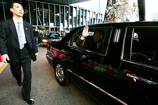 환송단을 향해 손을 흔드는 김영일 내각총리.[사진-통일뉴스 김주영 기자]