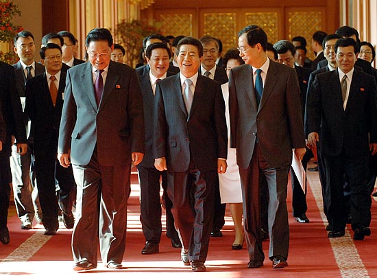 한편, 제1차 남북총리회담 마지막날인 16일 낮 북측 김영일 내각총리가 청와대를 예방, 노무현 대통령과 만났다. [사진제공-국정홍보처]