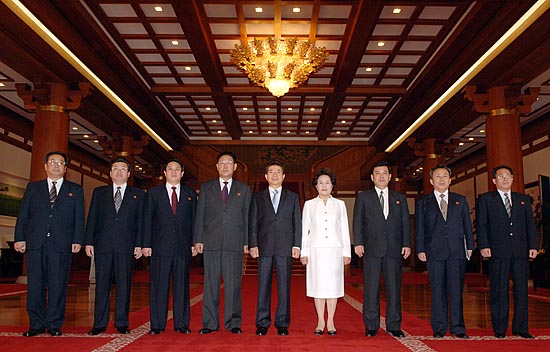 노무현 대통령 예방을 마친 북측 김영일 내각총리 일행이 노 대통령과 함께 기념촬영을 했다. [사진제공-국정홍보처]