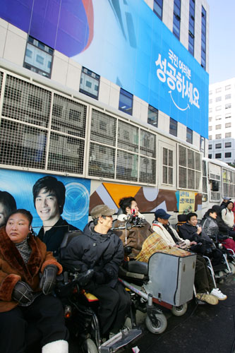 한나라당사 정문 앞에서는 장애인들이 '차별철폐'를 요구하며 집회를 벌이고 있다. [사진-통일뉴스 김주영 기자]
