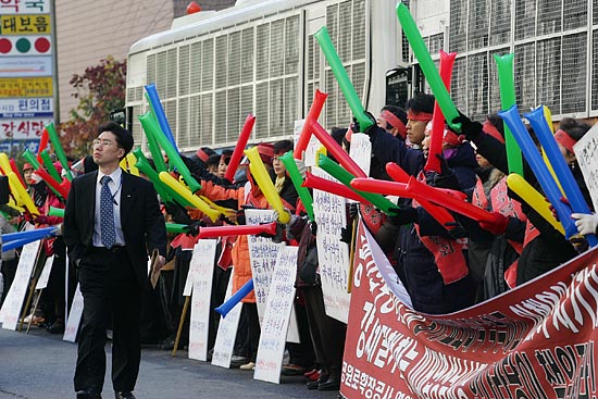 경찰 관계자는 이날 한나라당사 앞에서 집회가 연이어 있다고 전했다. [사진-통일뉴스 김주영 기자]