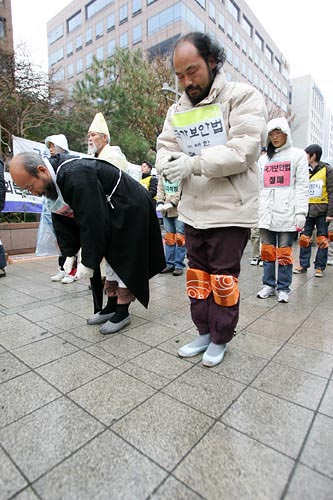 국가보안법폐지를 촉구하며 15일간 매일 3보 1배를 벌여온 평화사진가 이시우 작가. [사진-통일뉴스 김주영 기자]