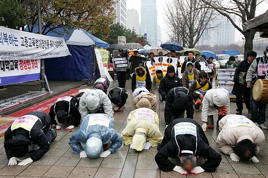 국보법 폐지촉구 3보 1배는 지난 5일부터 시작돼 오늘로 17일째를 맞았다. 갑자기 내린 굵은 빗줄기 속에서 3보 1배를 진행하는 참가자들.[사진-통일뉴스 김주영 기자]