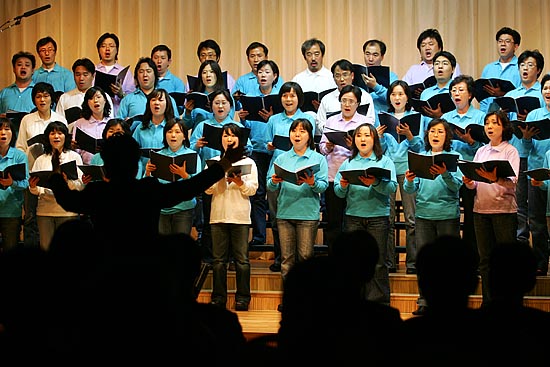 27일 오후 서울 여의도 한국전력 여의나루홀에서 열린 대북지원단체 '우리족서로돕기운동' 후원행사에 '평화의 나무' 합창단이 행사의 시작을 알리고 있다. 이날 후원행사는 '평화의 나무'합창단의 공연이 행사 내내 이어져 색다른 후원행사 분위기가 연출됐다. [사진-통일뉴스 김주영 기자]