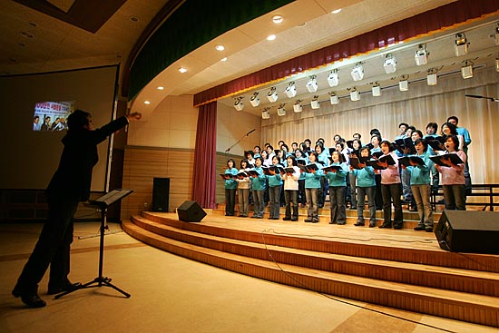 '푸르른 솔잎처럼'을 주제로 한 '푸른나무'합창단의 합창이 이어졌다. [사진-통일뉴스 김주영 기자]