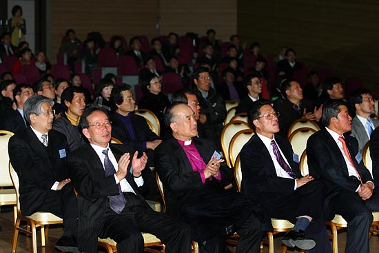 합창과 어우러진 이색적인 행사에 참석자들이 즐거워하고 있다. [사진-통일뉴스 김주영 기자]