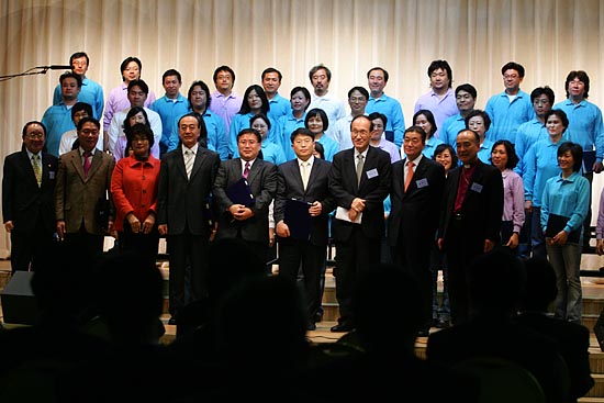 감사패를 받은 후원단체 및 회원과 기념촬영.[사진-통일뉴스 김주영 기자]