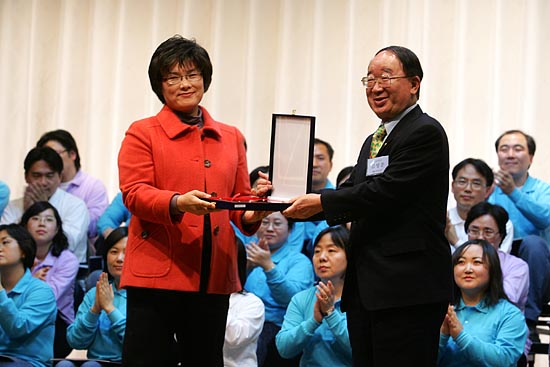 한해동안 북 수해 복구에 도움을 주었던 단체와 회원들에게 감사패가 전달됐다. [사진-통일뉴스 김주영 기자]