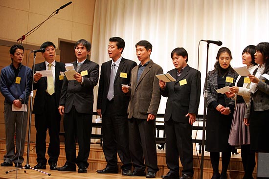 '우리민족서로돕기운동' 실무진들이 '이 터를 지켜나가자' 노래공연을 선보였다. [사진-통일뉴스 김주영 기자]