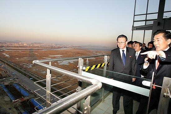 북측 김양건 통일전선부장의 방남 첫날인 29일 오후 4시경 인천 경제자유구역(송도 신도시) 시찰에 나선 김양건 부장이 안상수 인천시장의 안내를 받아 홍보관(송도갯벌타워) 전망대를 둘러보고 있다. [사진-통일뉴스 김주영 기자]