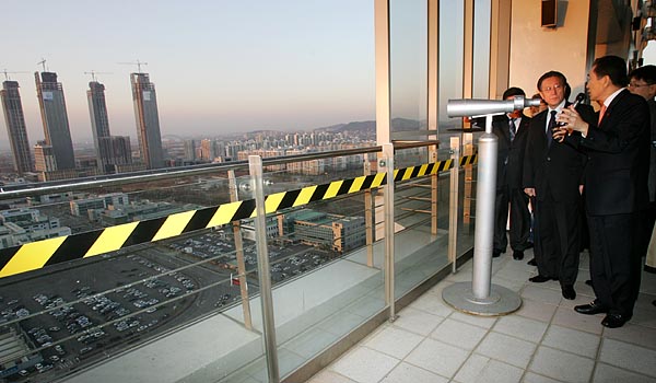 인천 경제자유구역이 한눈에 조망되는 전망대에에서 김양건 통전부장이 안상수 시장의 안내를 받고 있다. [사진-통일뉴스 김주영 기자]