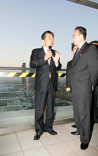 인천 경제자유구역 홍보관 시찰에 나선 김양건 통전부장은 전망대를 둘러보며 많은 관심을 보였다. [사진-통일뉴스 김주영 기자]