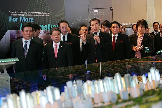 인천 자유경제구역 홍보관 내를 둘러보는 김양건 통전부장 일행.[사진-통일뉴스 김주영 기자]