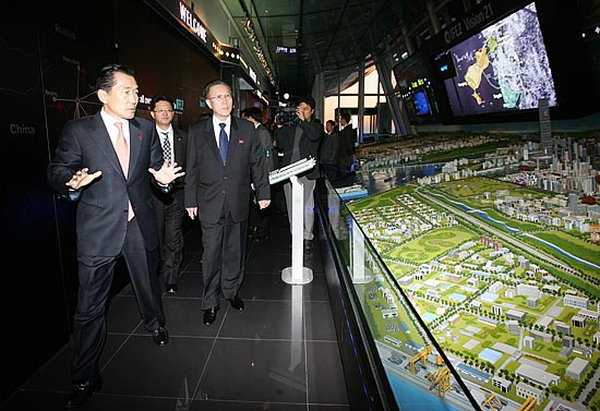 인천 경제자유구역 안내를 진행하는 안상수 인천시장이 활기찬 모습으로 김양건 통전부장을 안내하고 있다. [사진-통일뉴스 김주영 기자]