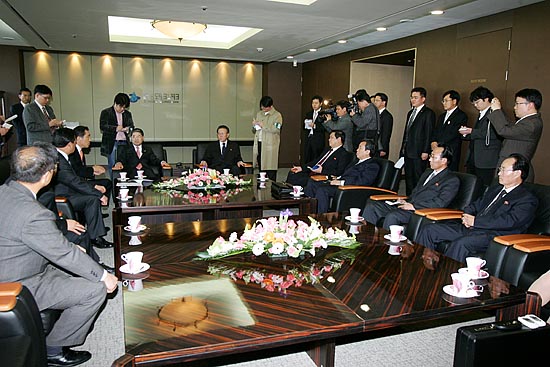 인천 경제자유구역 시찰에 나선 김양건 통전부장 일행이 안상수 인천시장과 만나 환담을 나누고 있다. [사진-통일뉴스 김주영 기자]