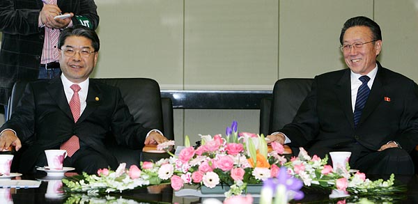 밝은 표정으로 환담을 나누는 이재정 장관과 김양건 통전부장.[사진-통일뉴스 김주영 기자]