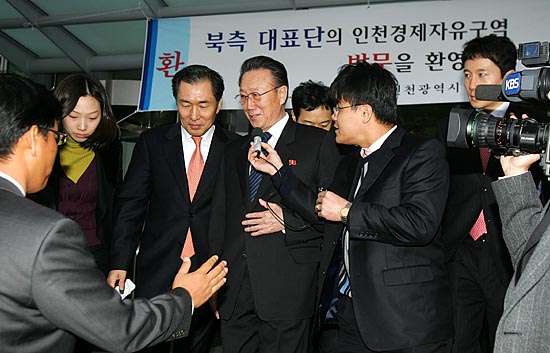 인천 경제자유구역 홍보관을 나서는 김양건 통전부장에게 취재진의 질문이 쏟아졌다. [사진-통일뉴스 김주영 기자]